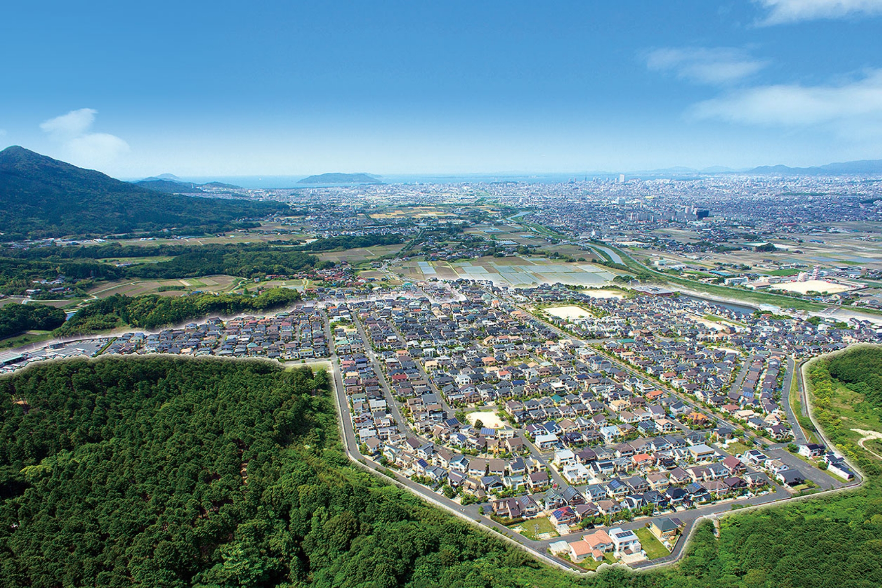 上空から撮影された田園地帯と住宅地の風景。