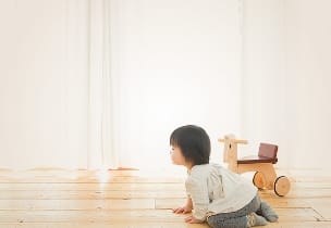 床暖房のあるリビングで快適に遊ぶ子ども